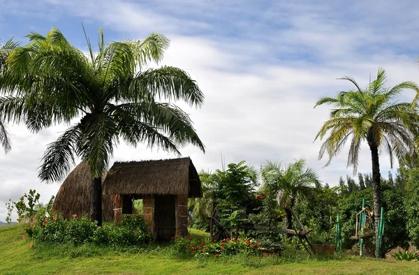 Cabana de palha em um jardim tropical — Fotografia de Stock