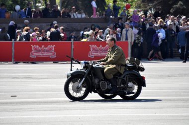 Çelyabinsk, Rusya Federasyonu - 9,2011 olabilir: Chelyabinsk ana meydanında bir geçit töreni 9 onuruna olabilir