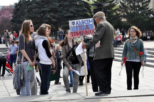 チェリャビンスク, ロシア連邦 - が 9,2011: 9 の名誉のパレードがありますチェリャビンスクのメイン広場 — ストック写真