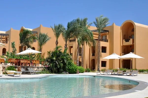 HURGHADA, EGIPTO - 8 de julio de 2012: un hermoso hotel en la bahía de Makadi Bay. Egipto — Foto de Stock