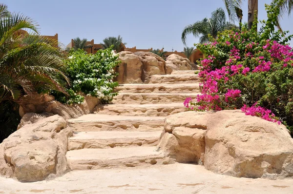 HURGHADA, EGIPTO - 8 de julio de 2012: un hermoso hotel en la bahía de Makadi Bay. Egipto — Foto de Stock