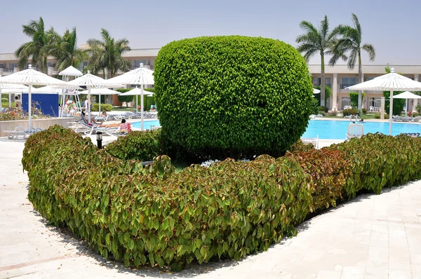 HURGHADA, EGIPTO - 8 de julio de 2012: un hermoso hotel en la bahía de Makadi Bay. Egipto — Foto de Stock