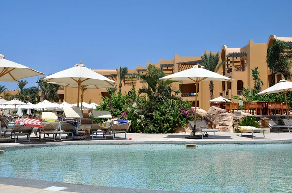 HURGHADA, EGIPTO - 8 de julio de 2012: un hermoso hotel en la bahía de Makadi Bay. Egipto — Foto de Stock