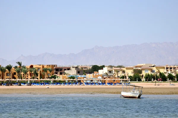 HURGHADA, EGIPTO - 8 de julio de 2012: un hermoso hotel en la bahía de Makadi Bay. Egipto — Foto de Stock