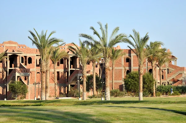 HURGHADA, EGIPTO - 8 de julio de 2012: un hermoso hotel en la bahía de Makadi Bay. Egipto — Foto de Stock