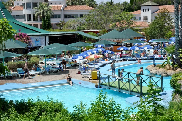 ANTALYA, TURQUÍA 29 DE JUNIO DE 2011: Vacaciones en el parque acuático "Aqualand" en Antalya.Turquía — Foto de Stock