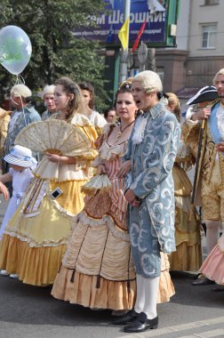 Çelyabinsk, Rusya Federasyonu - Eylül 3,2011: karnaval alayı insan onuruna Chelyabinsk city ana cadde üzerinde 18. yüzyılda kentin giyim
