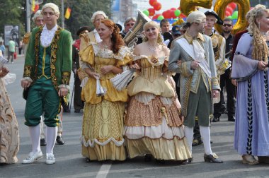 Çelyabinsk, Rusya Federasyonu - Eylül 3,2011: karnaval alayı insan onuruna Chelyabinsk city ana cadde üzerinde 18. yüzyılda kentin giyim