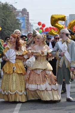 Çelyabinsk, Rusya Federasyonu - Eylül 3,2011: karnaval alayı insan onuruna Chelyabinsk city ana cadde üzerinde 18. yüzyılda kentin giyim
