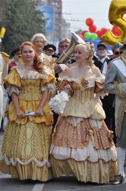 Çelyabinsk, Rusya Federasyonu - Eylül 3,2011: karnaval alayı insan onuruna Chelyabinsk city ana cadde üzerinde 18. yüzyılda kentin giyim