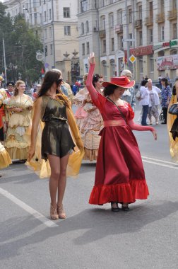 Çelyabinsk, Rusya Federasyonu - Eylül 3,2011: karnaval alayı insan onuruna Chelyabinsk city ana cadde üzerinde 18. yüzyılda kentin giyim
