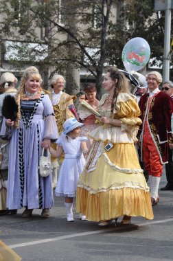 Çelyabinsk, Rusya Federasyonu - Eylül 3,2011: karnaval alayı insan onuruna Chelyabinsk city ana cadde üzerinde 18. yüzyılda kentin giyim