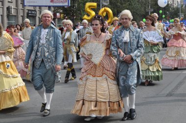 Çelyabinsk, Rusya Federasyonu - Eylül 3,2011: karnaval alayı insan onuruna Chelyabinsk city ana cadde üzerinde 18. yüzyılda kentin giyim