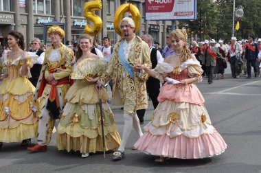 Çelyabinsk, Rusya Federasyonu - Eylül 3,2011: karnaval alayı insan onuruna Chelyabinsk city ana cadde üzerinde 18. yüzyılda kentin giyim