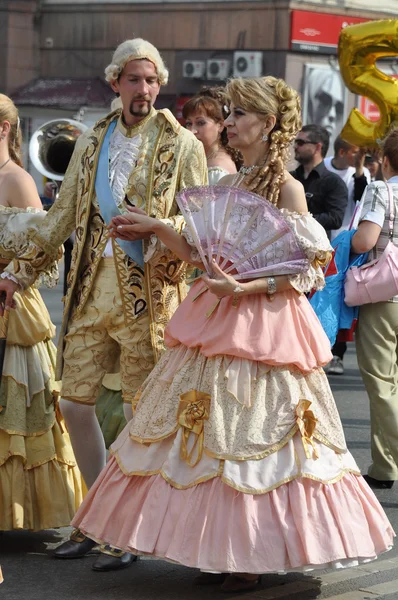 Chelyabinsk, Federacja Rosyjska - września 3,2011: pochód karnawałowy ludzi w odzież z XVIII wieku, pochodzącej od miasta Chelyabinsk przy głównej ulicy miasta — Zdjęcie stockowe