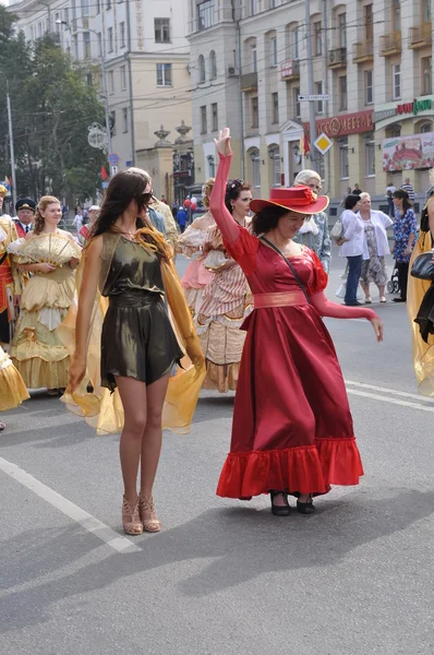 Çelyabinsk, Rusya Federasyonu - Eylül 3,2011: karnaval alayı insan onuruna Chelyabinsk city ana cadde üzerinde 18. yüzyılda kentin giyim