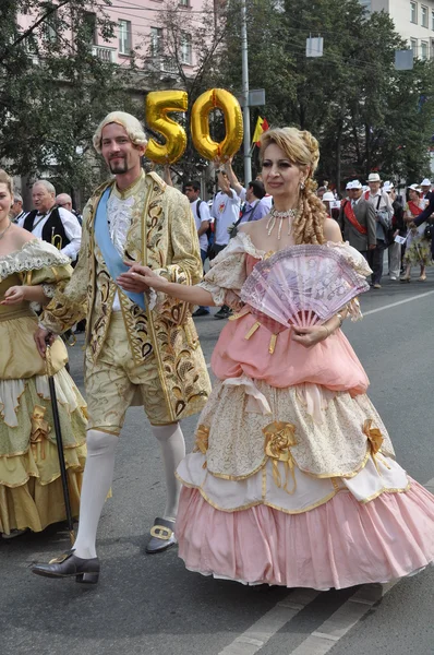 Çelyabinsk, Rusya Federasyonu - Eylül 3,2011: karnaval alayı insan onuruna Chelyabinsk city ana cadde üzerinde 18. yüzyılda kentin giyim