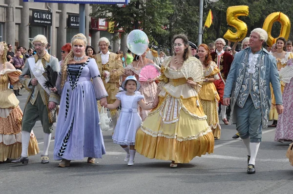 Çelyabinsk, Rusya Federasyonu - Eylül 3,2011: karnaval alayı insan onuruna Chelyabinsk city ana cadde üzerinde 18. yüzyılda kentin giyim