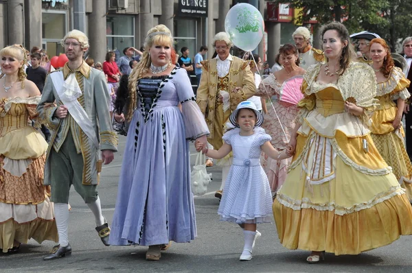 Çelyabinsk, Rusya Federasyonu - Eylül 3,2011: karnaval alayı insan onuruna Chelyabinsk city ana cadde üzerinde 18. yüzyılda kentin giyim