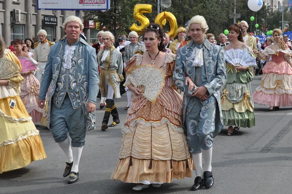 Çelyabinsk, Rusya Federasyonu - Eylül 3,2011: karnaval alayı insan onuruna Chelyabinsk city ana cadde üzerinde 18. yüzyılda kentin giyim