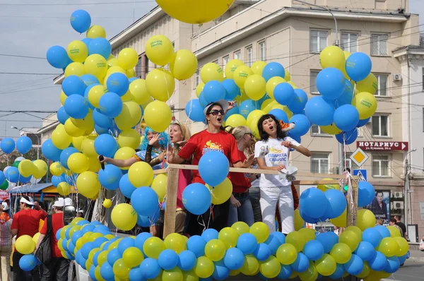Tscheljabinsk, Russland - 3. September 2011: Karnevalsumzug zu Ehren der Stadt Tscheljabinsk auf der Hauptstraße der Stadt — Stockfoto