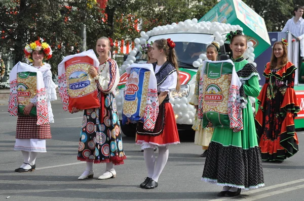 Τσελιάμπινσκ, Ρωσία - Σεπτέμβριος 3,2011: πομπή Καρναβάλι των ανθρώπων προς τιμήν της την πόλη του Τσελιάμπινσκ, στον κεντρικό δρόμο της πόλης — Φωτογραφία Αρχείου