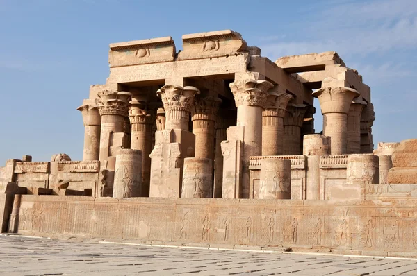 An ancient temple in Egypt in the town of Kom Ombo — Stock Photo, Image