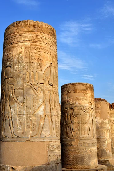 Columnas pintadas en el antiguo Egipto en la ciudad de Kom Ombo — Foto de Stock