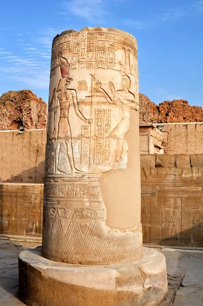 Colonnes peintes dans l'Egypte ancienne dans la ville de Kom Ombo — Photo