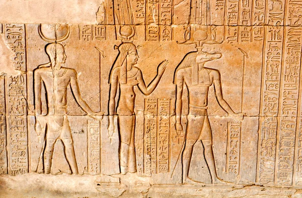 Väggen reliefer i Egypten i staden Kom Ombo — Stockfoto