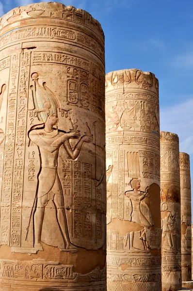 Colonne dipinte nell'antico Egitto nella città di Kom Ombo — Foto Stock