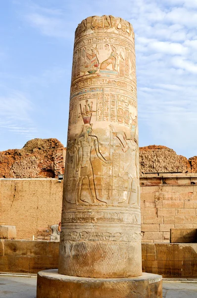 Columnas pintadas en el antiguo Egipto en la ciudad de Kom Ombo —  Fotos de Stock