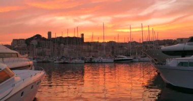 Fransız Rivierası, Cannes, Fransa 'da günbatımında yatlar.