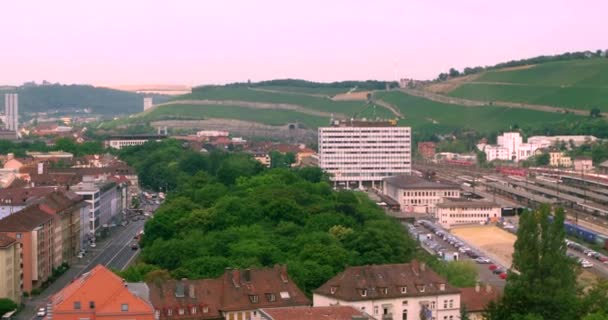Vue aérienne de la ville de Wurzburg en Allemagne. Gare, centre, église, cathédrale, architecture, paysage urbain, circulation à Wuerzburg, ville allemande . — Video