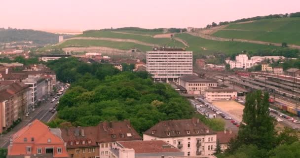 Vista aérea de la ciudad de Wurzburg en Alemania. Estación de tren, centro, iglesia, catedral, arquitectura, paisaje urbano, tráfico en Wuerzburg, ciudad alemana . — Vídeos de Stock