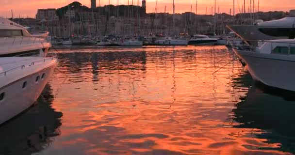 Luxus teure Motor- und Segelboote, Yachten und Schiffe in Konserven, Frankreich bei Sonnenuntergang. — Stockvideo