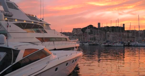 Lusso costosi mega yacht a motore, barche in riviera francese sotto il cielo del tramonto — Video Stock