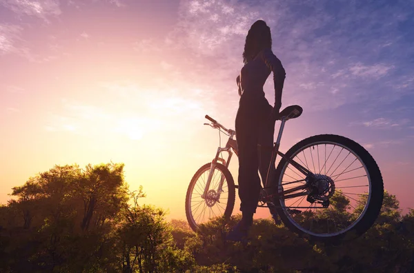 Eine Frau Auf Fahrrädern — Stockfoto