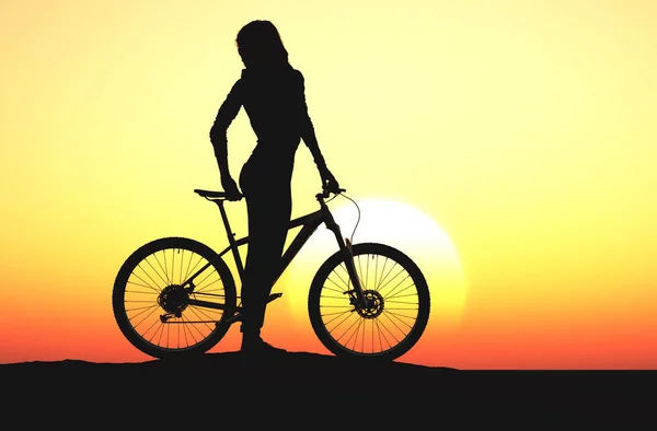 Ein Mädchen Auf Einem Fahrrad Der Wüste — Stockfoto
