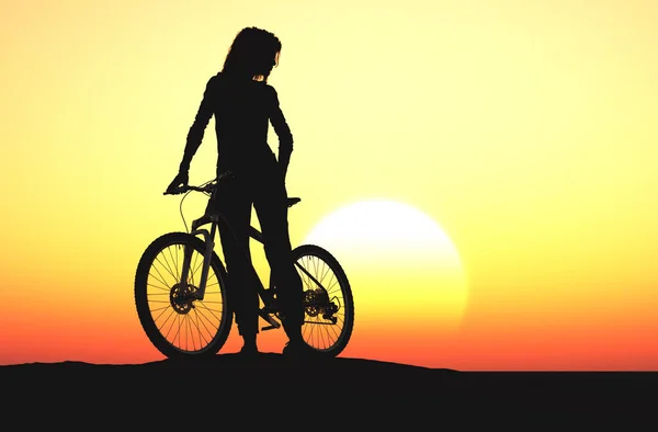 Ein Mädchen Auf Einem Fahrrad Der Wüste — Stockfoto