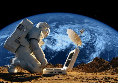 Astronot güneş pilinin yanında dizlerinin üzerinde. 