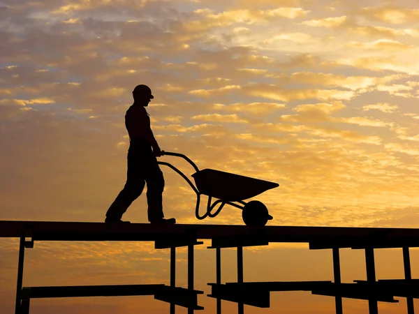 El trabajador con una carretilla —  Fotos de Stock