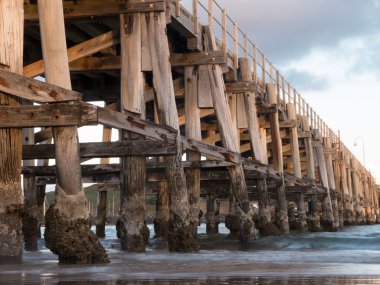 Okyanusa doğru uzanan ahşap köprü
