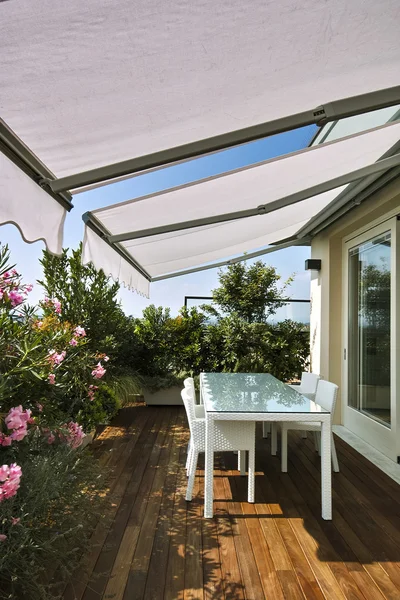 Detail des Esstisches auf der Terrasse mit Holzboden — Stockfoto