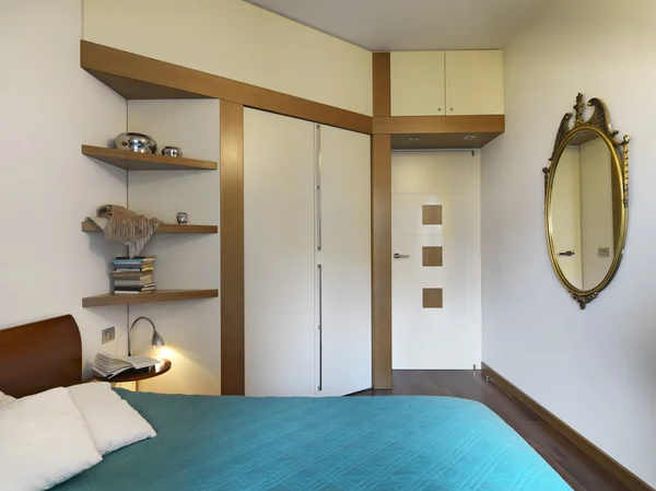 Vista interior de un dormitorio moderno con estantes — Foto de Stock