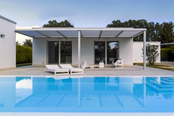 Villa con piscina — Foto de Stock