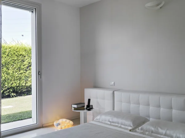 Vista nterior de un dormitorio mdern — Foto de Stock