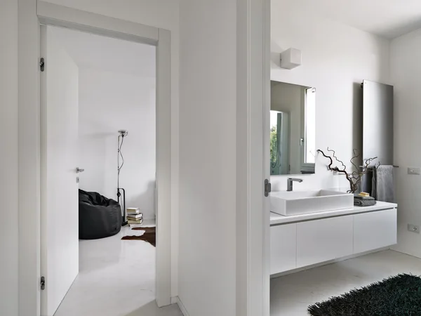 Modern bathroom overlooking on the living room — Stock Photo, Image