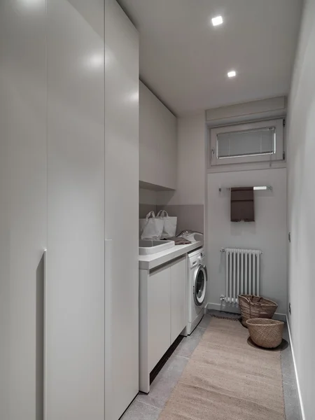 Vista interior de uma lavandaria moderna com máquina de lavar roupa — Fotografia de Stock