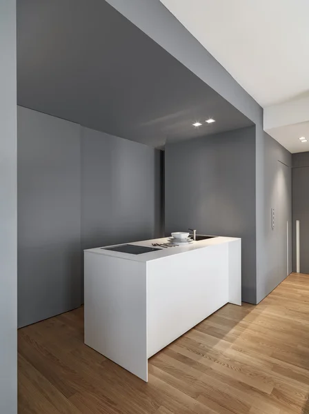Vista interior de uma cozinha moderna com piso de madeira — Fotografia de Stock